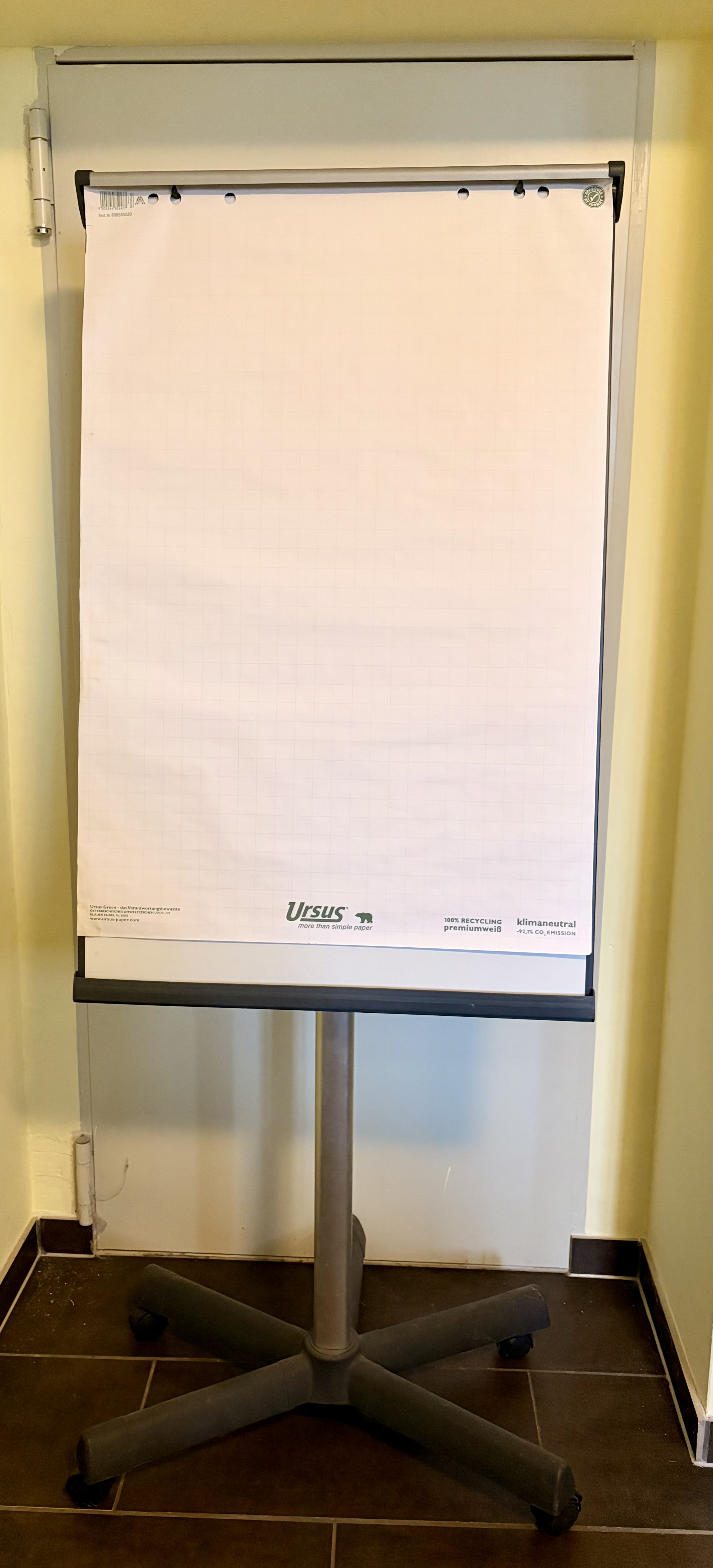 Mobiles Flipchart mit Rollen – höhenverstellbar image